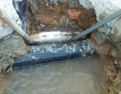 乌马河测漏水之水管漏水